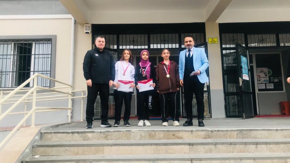 Adana İli Okul Sporları Karete Yarışmasında Öğrencilerimiz Derece Alarak Bizi Gururlandırmıştır...Tebrik Ederiz...